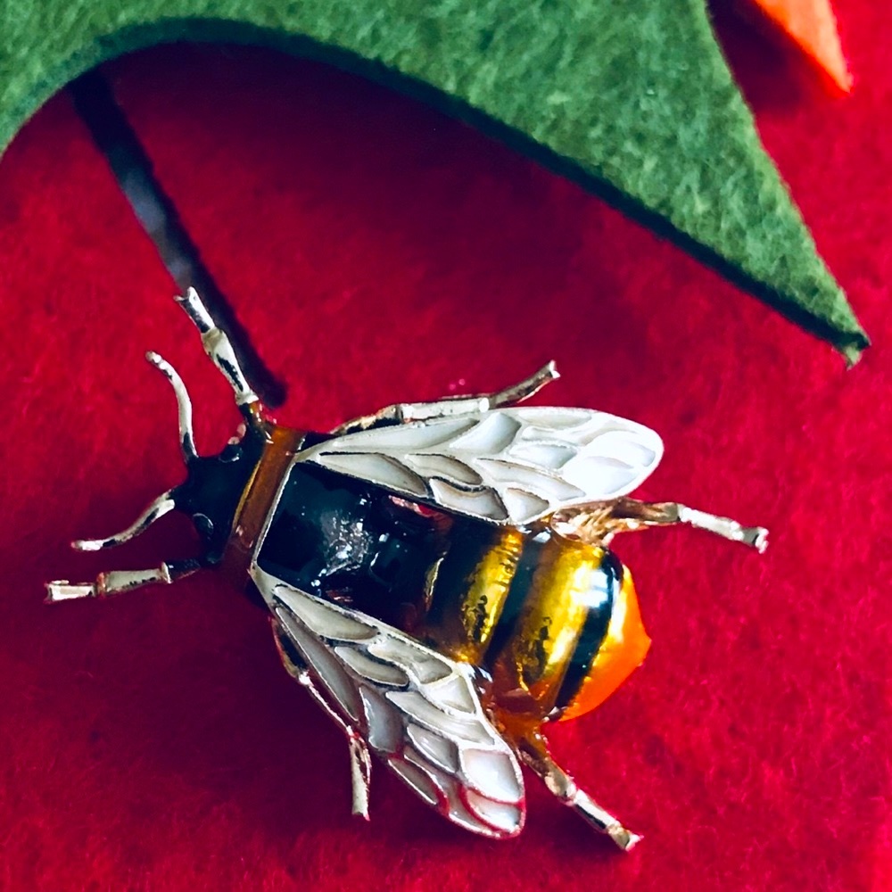 ‼️high quality enamel bee pin like Riverdale